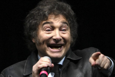 Vídeo: presidente da Argentina faz show de rock e critica socialismo durante lançamento de livro