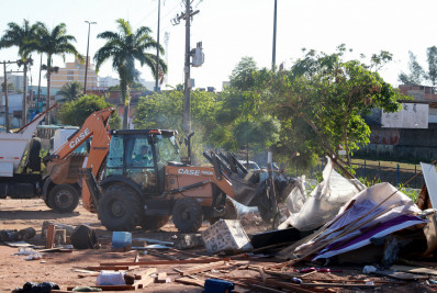 Força-Tarefa retira abrigos de usuários de drogas e entulhos na Linha Vermelha