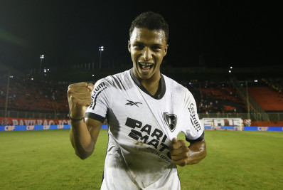 Botafogo fecha transferência de atacante para clube europeu
