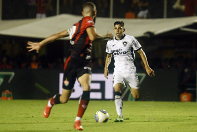 Savarino vira garçom no Botafogo sob comando de Artur Jorge