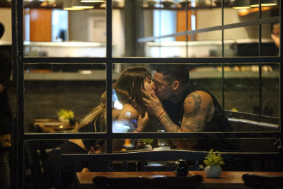 Filipe Ret e a namorada trocam beijos e carinhos em restaurante no Rio