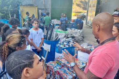 Alunos da rede municipal de educação visitam galpão de reciclagem