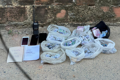 Seis traficantes são presos com drogas pela PM no Morro da Mina em Nilópolis