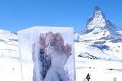 Vídeo: Noiva viraliza ao surgir dentro de cubo de gelo em casamento na Suíça