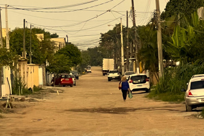 Moradores da Rua Diniz Roque de Santana sofrem com abandono em Rio das Ostras