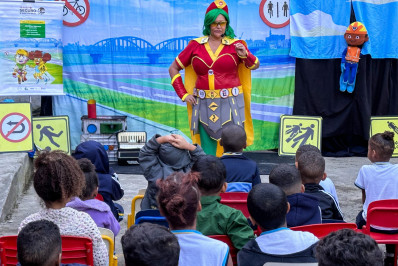 Alunos da Escola Municipal Gelson Silvino participam de apresentação sobre trânsito