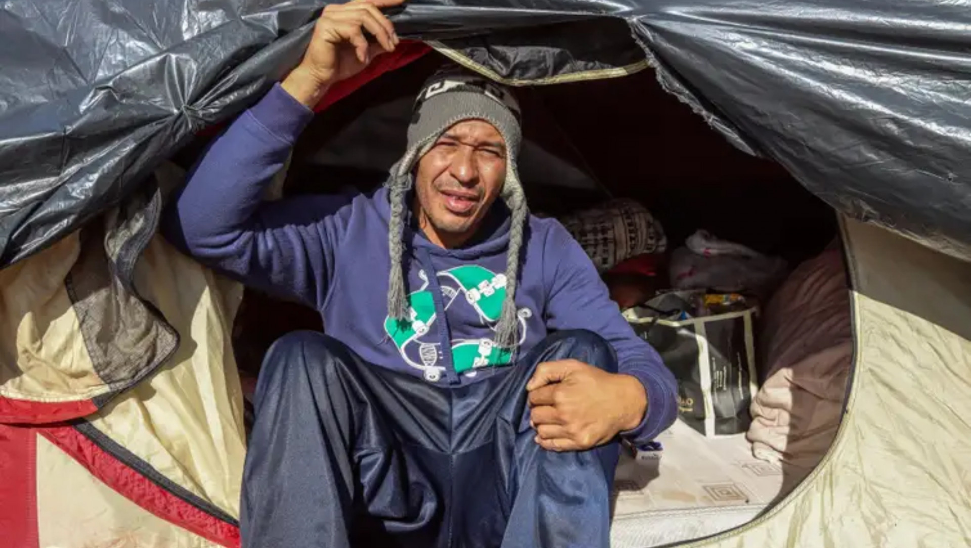 Morador do Bairro de Farrapos, Gilson Nunes Rosa está vivendo em uma barraca  - Rafa Neddermeyer/Agência Brasil