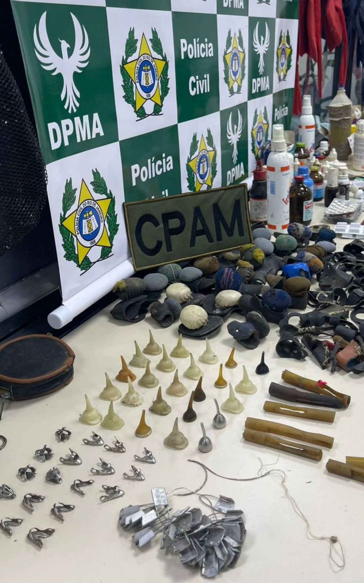 Instrumentos apreendidos no local - Divulga&ccedil;&atilde;o / Pmerj