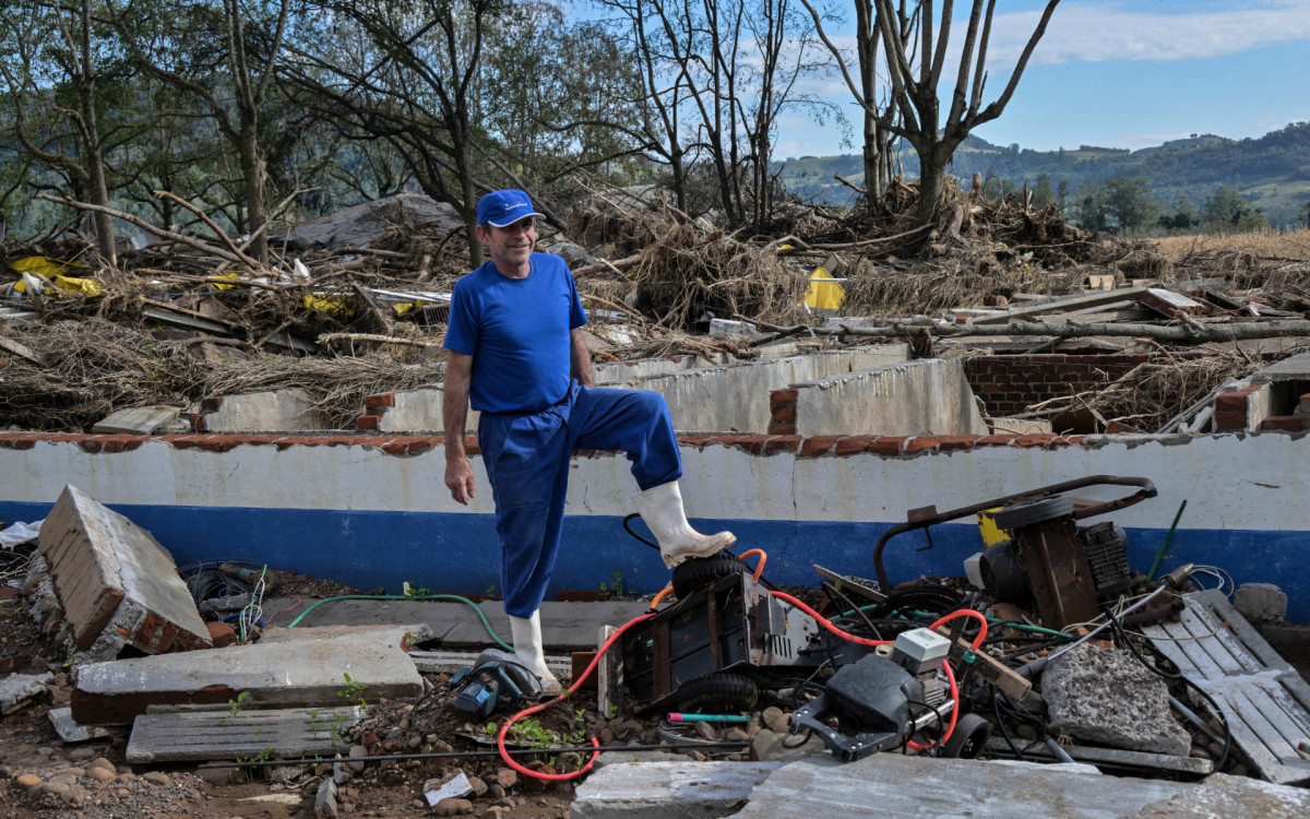 Vernei Kunz, proprietário da Granja Kunz, mostra os danos causados ??após a enchente do Rio Forqueta 