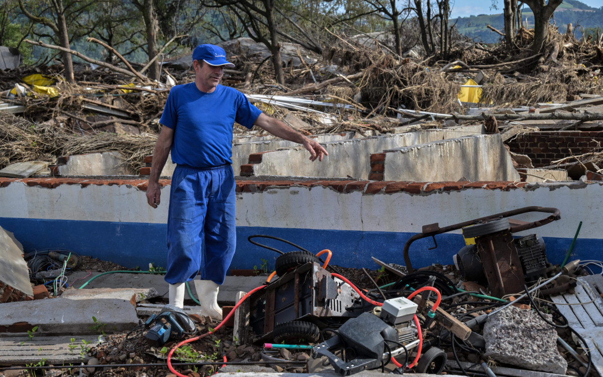 Vernei Kunz, proprietário da Granja Kunz, mostra os danos causados ??após a enchente do Rio Forqueta  - AFP