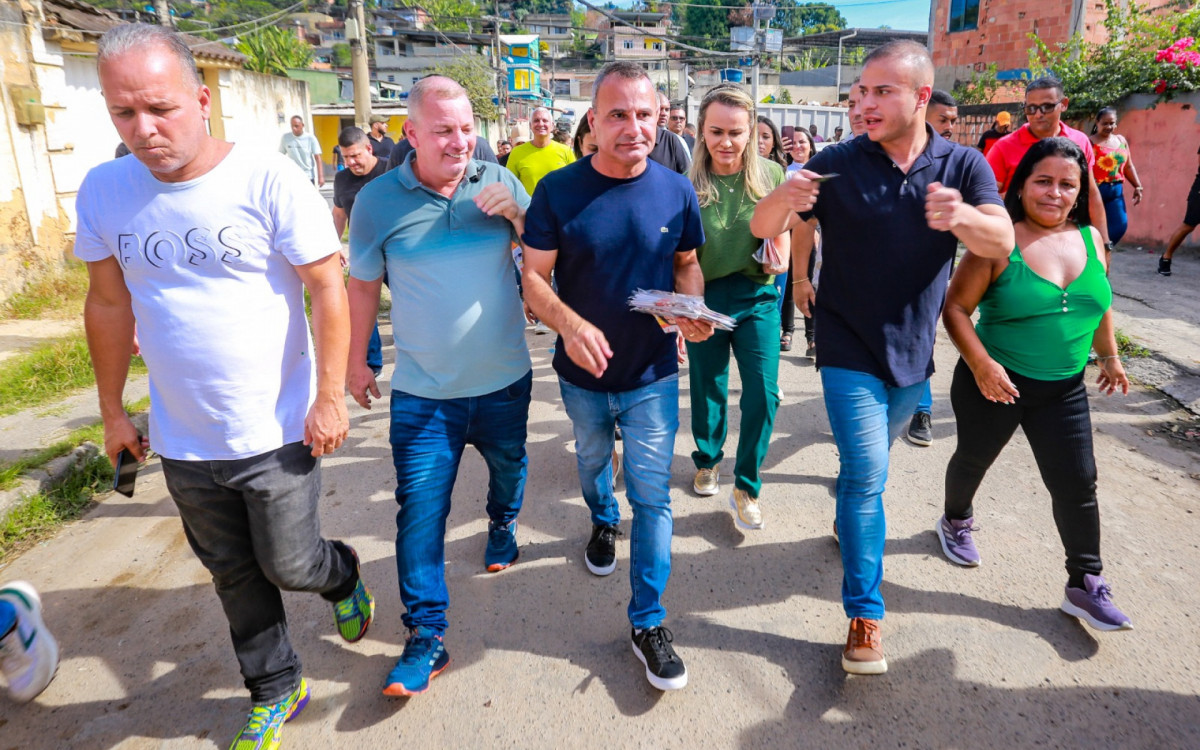 Prefeito Waguinho (ao centro) caminhou na Barro Vermelho e verificou as necessidades do bairro
