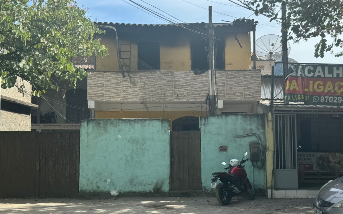 Corpos dos pais foi incendiado no segundo andar da casa na Taquara, Zona Oeste