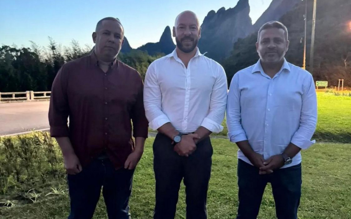 Alex Castellar e Davi Serafim lançam pré-campanha à sucessão do governo do Prefeito Vinicius Claussen, ao centro.