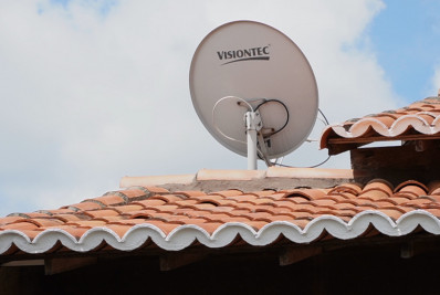 Antenas parabólicas tradicionais estão sendo substituídas gratuitamente na Baixada Fluminense