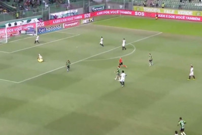 Vídeo: atacante ignora fair play e faz gol com goleiro lesionado