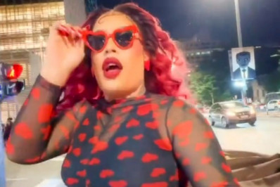 Gloria Groove 'empurra' fã em evento internacional e divide opiniões