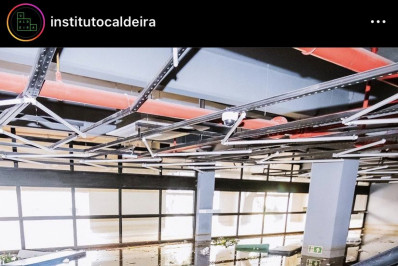 No RS, clube de livros por assinatura mostra sala inundada; edições únicas foram perdidas