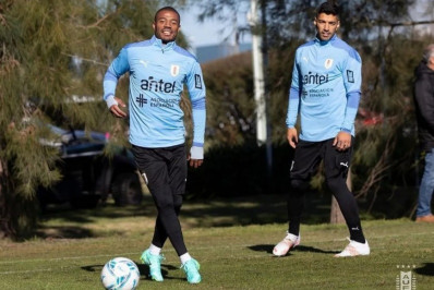 De La Cruz 'corneta' perna esquerda de Suárez, que rebate: 'Não sabe nem andar de bicicleta'