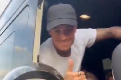Vídeo! Philippe Coutinho para van para tirar foto com torcedor do Vasco em moto