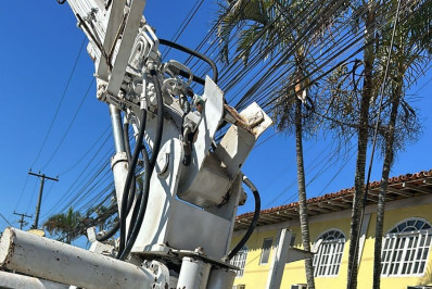 Mais de 3 toneladas de fios em excesso são retiradas de postes em Búzios em combate à poluição visual 