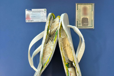 Mulher tenta entrar em presídio de Bangu com drogas escondidas em chinelo