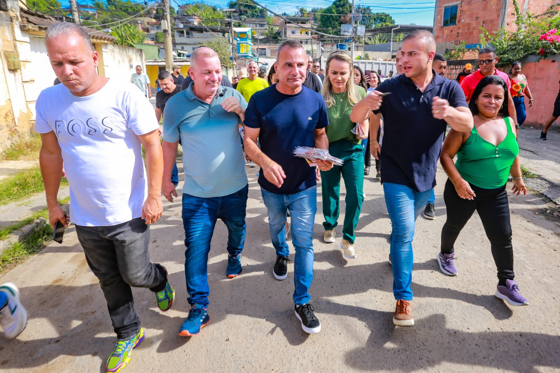 Prefeito Waguinho (ao centro) caminhou na Barro Vermelho e verificou as necessidades do bairro  - Rafael Barreto/PMBR