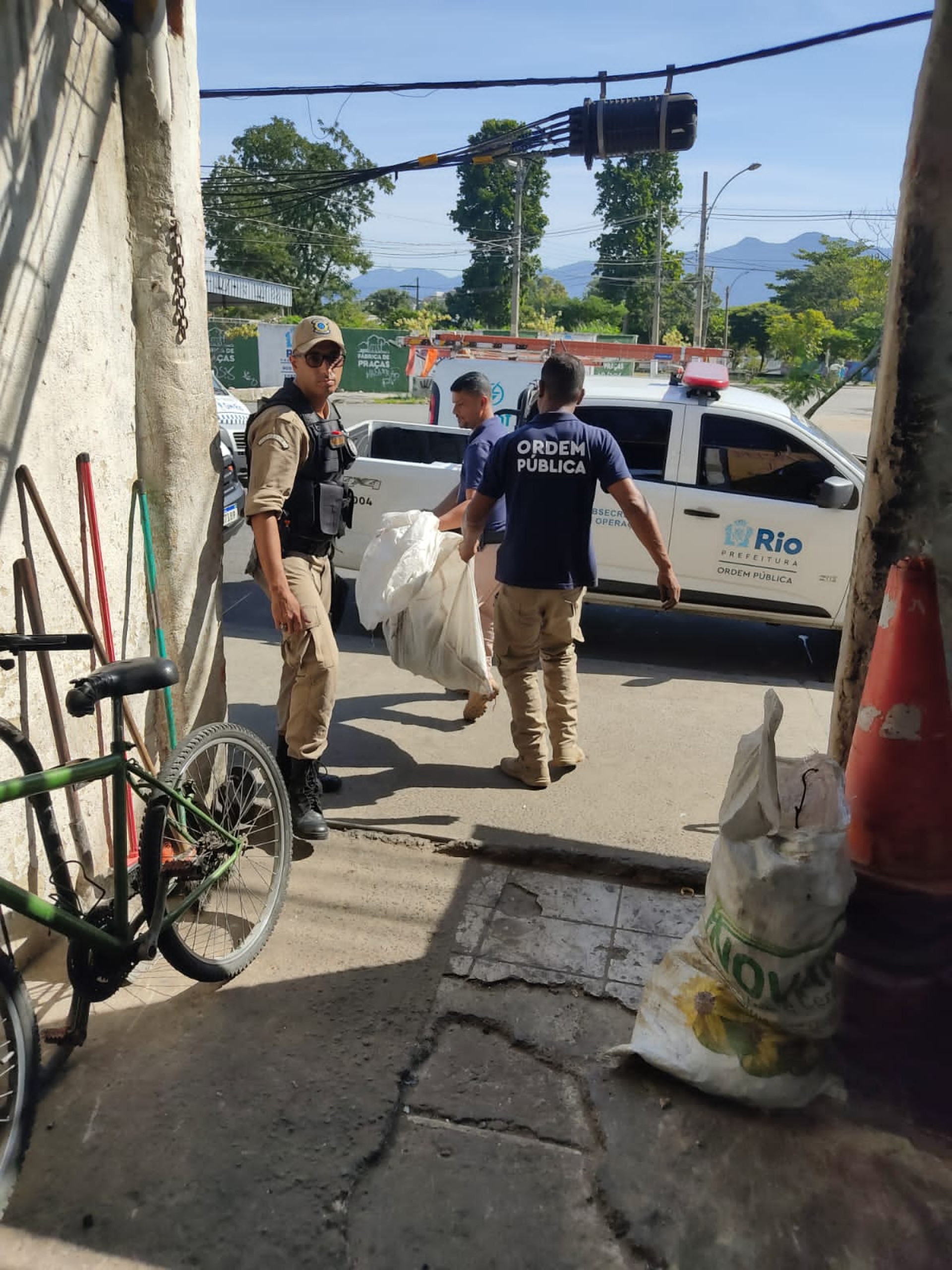 O ferro-velho foi interditado pelos agentes