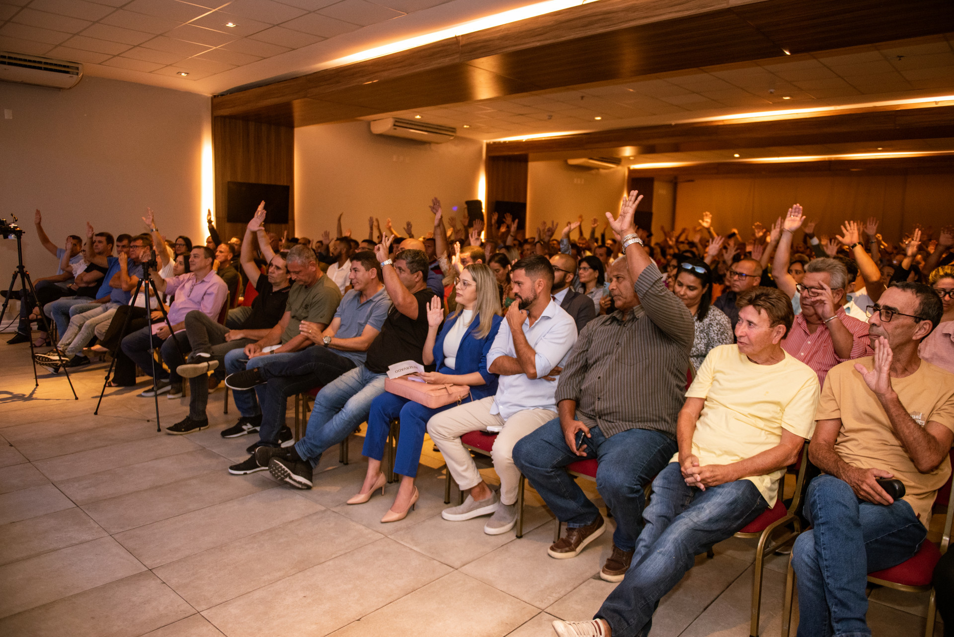 Lideranças políticas durante a reunião, com destaque para a presença do ex-prefeito de Cabo Frio, Alair Corrêa - Ascom