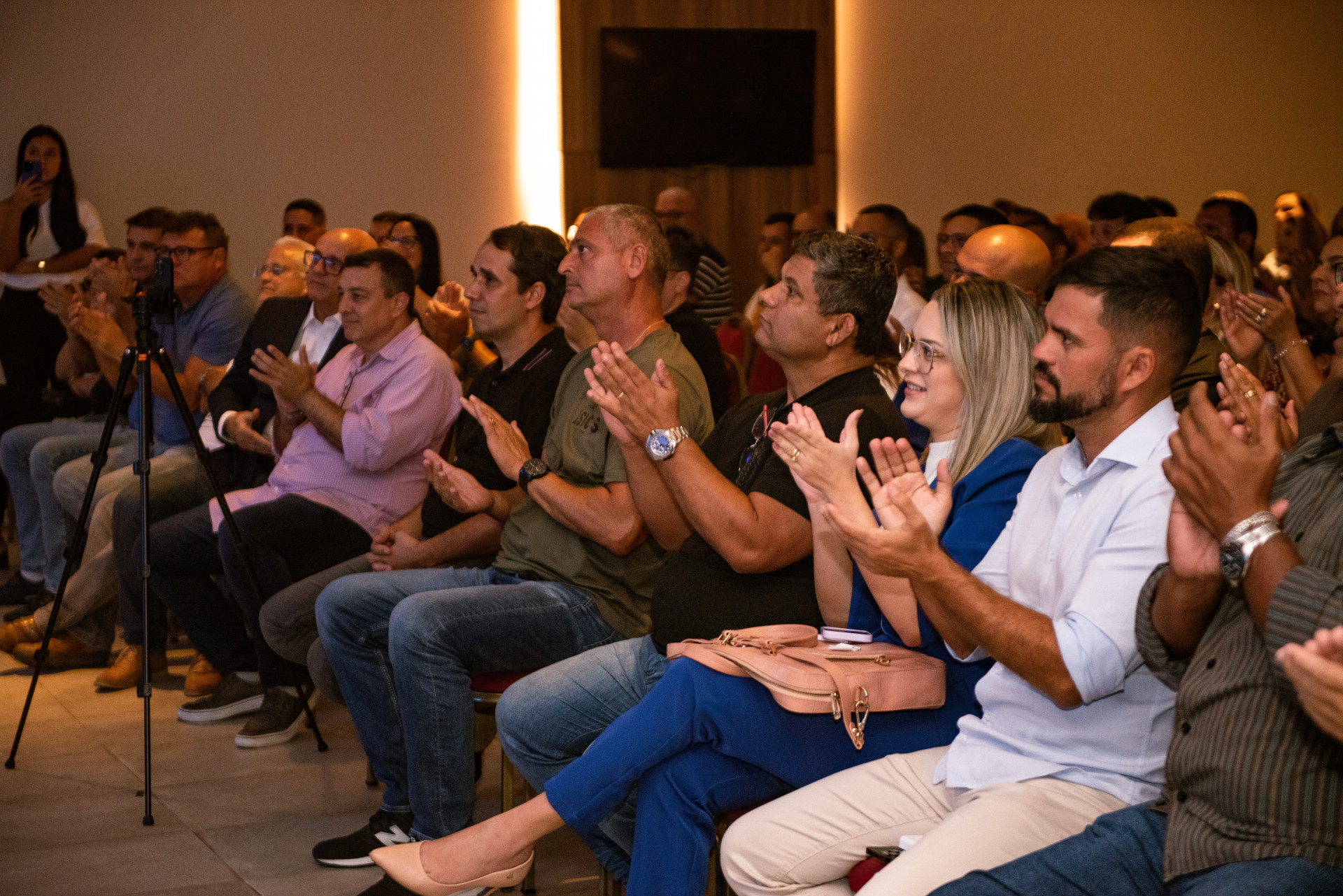 Lideranças políticas durante a reunião, com destaque para o presidente da Câmara Municipal de Cabo Frio, Miguel Alencar (União) - Ascom