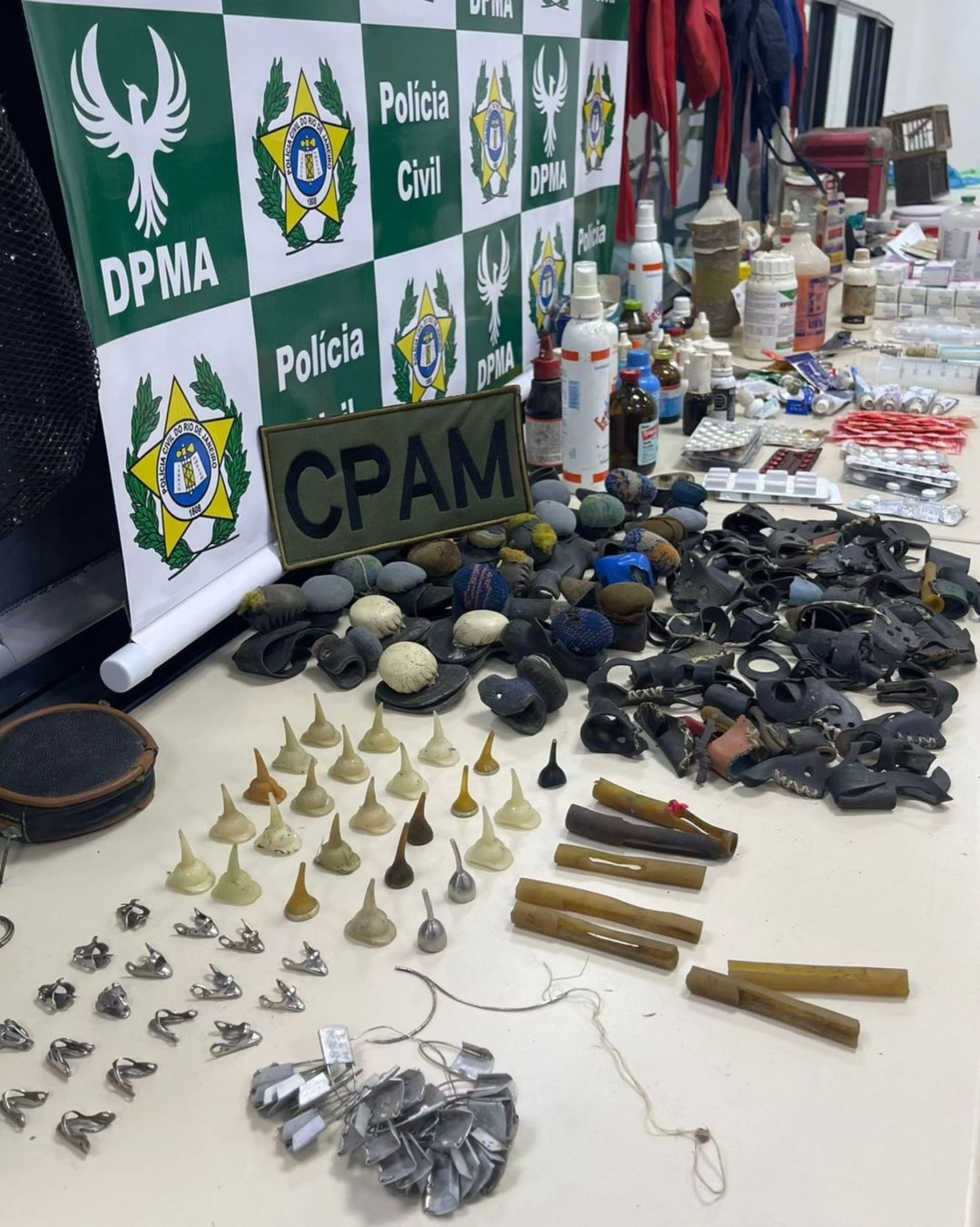 Instrumentos apreendidos no local