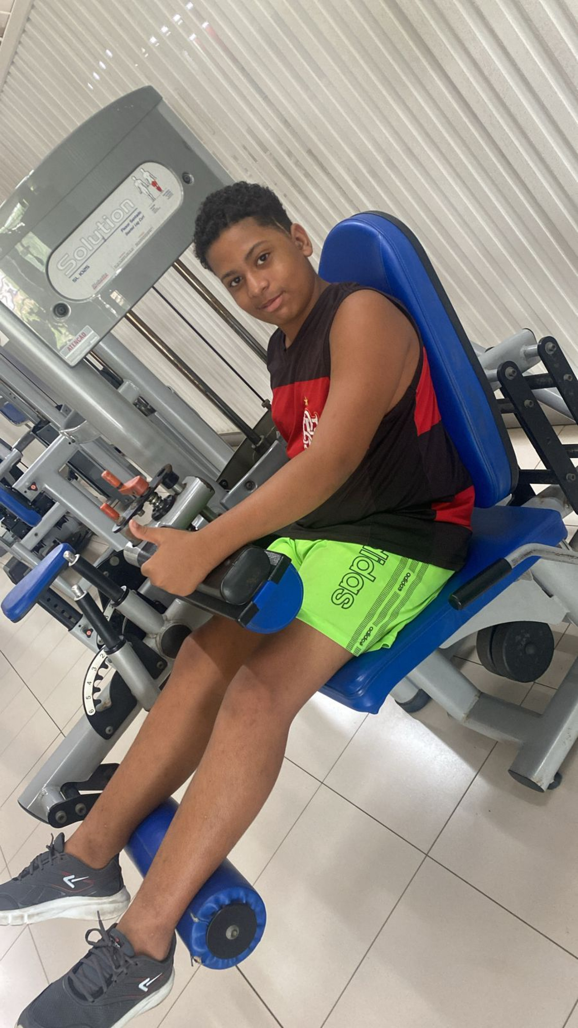 Ney Kayque, de 13 anos, ficou com o lado direito paralisado - Reprodução