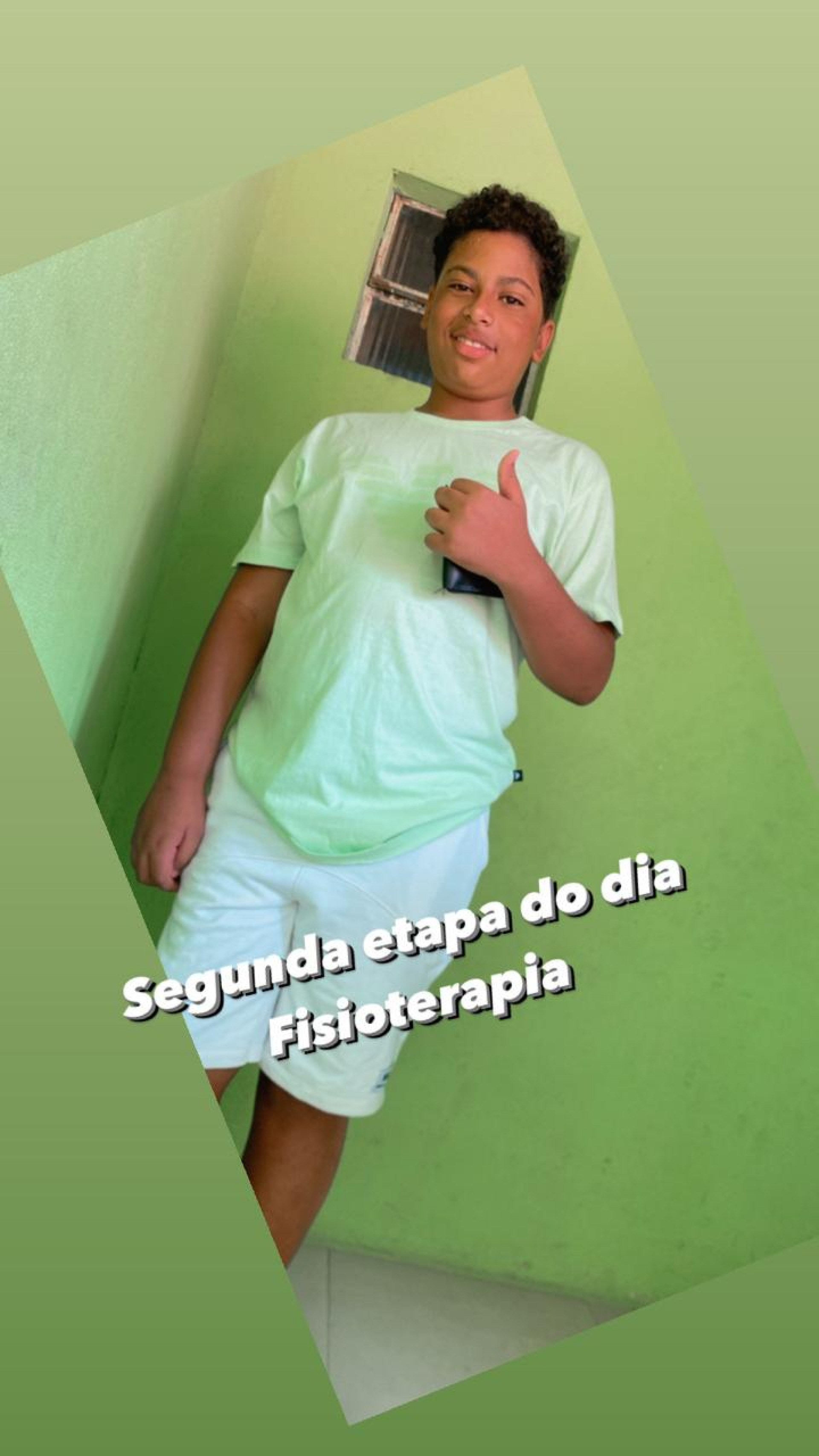 Ney Kayque, de 13 anos, ficou com o lado direito paralisado - Reprodução