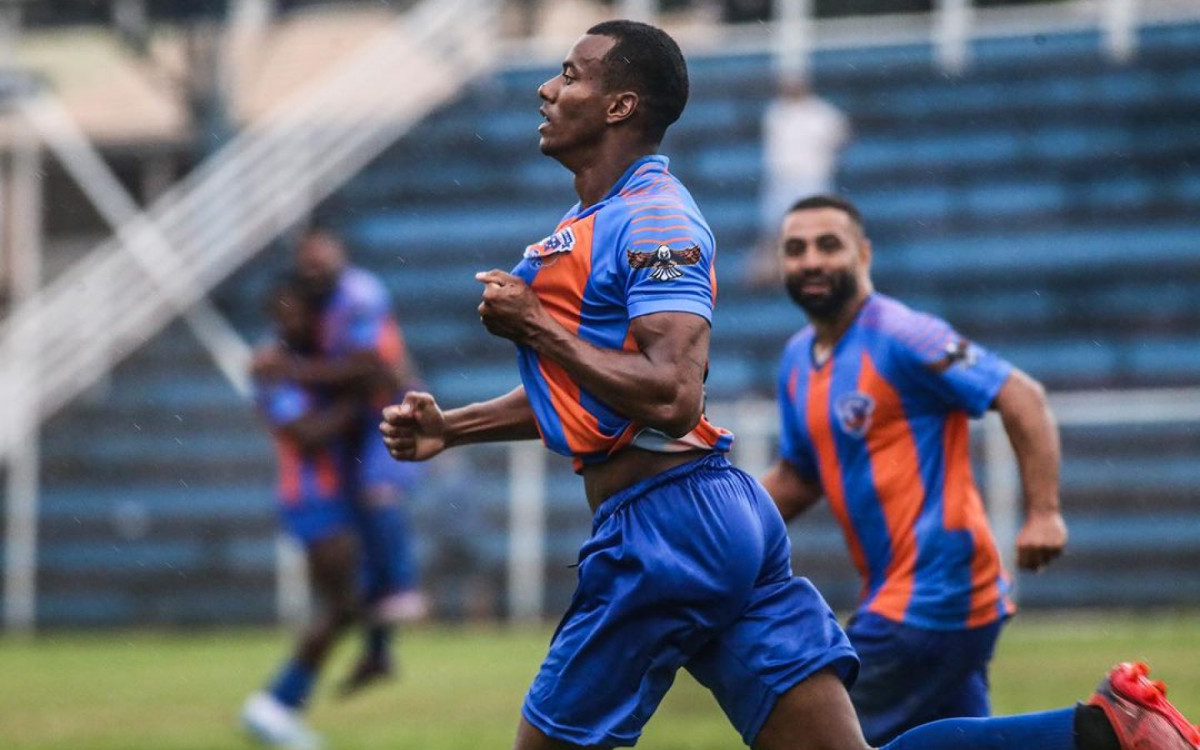 Digão marca o gol da vitória do Duque de Caxias contra o Serrano