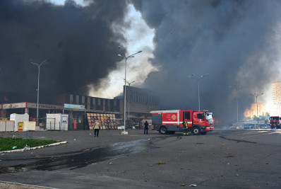 Pelo menos duas pessoas morrem após bombardeio russo a mercado em Kharkiv