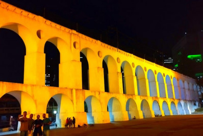 Arcos da Lapa são iluminados de amarelo para campanha pela paz no trânsito