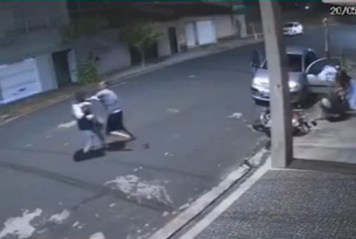 Vídeo: casal reage a assalto e bate em ladrões