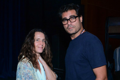 Thiago Lacerda faz rara aparição com a mulher em teatro no Rio