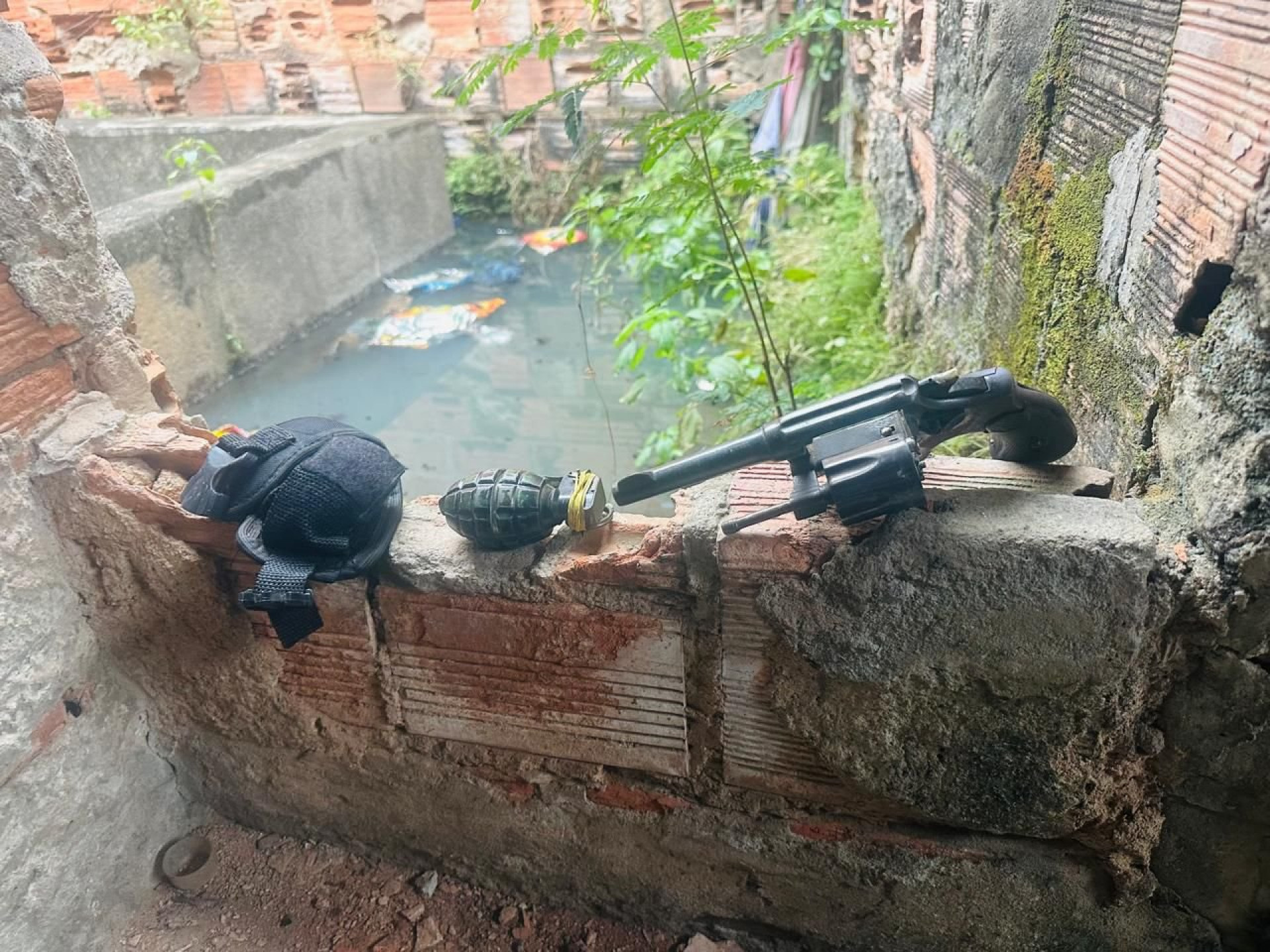 Com o suspeito, foi encontrado uma granada e um revólver - Divulgação