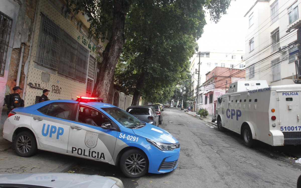 Reforço no policiamento nas proximidades do Morro dos Macacos, em Vila Isabel, Zona Norte do Rio de Janeiro, nesta segunda-feira (27).
 - Reginaldo Pimenta/Agência O Dia