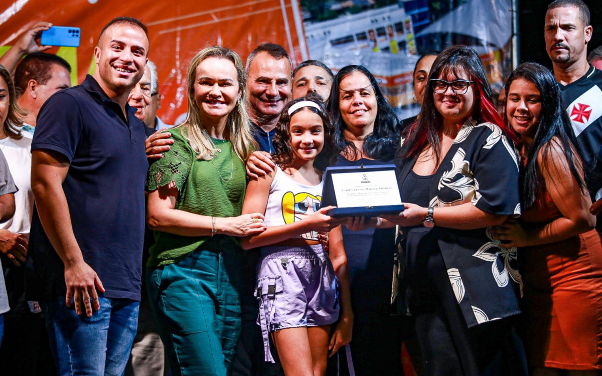 Matheus Carneiro, Daniela do Waguinho e prefeito Waguinho entregaram a placa à família de Leandro da Cruz