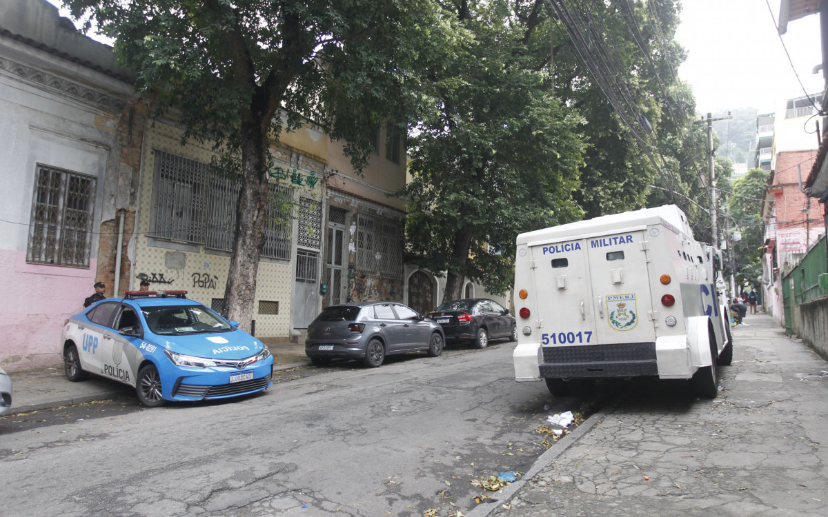Reforço no policiamento nas proximidades do Morro dos Macacos, em Vila Isabel, Zona Norte do Rio de Janeiro, nesta segunda-feira (27).
 - Reginaldo Pimenta/Agência O Dia
