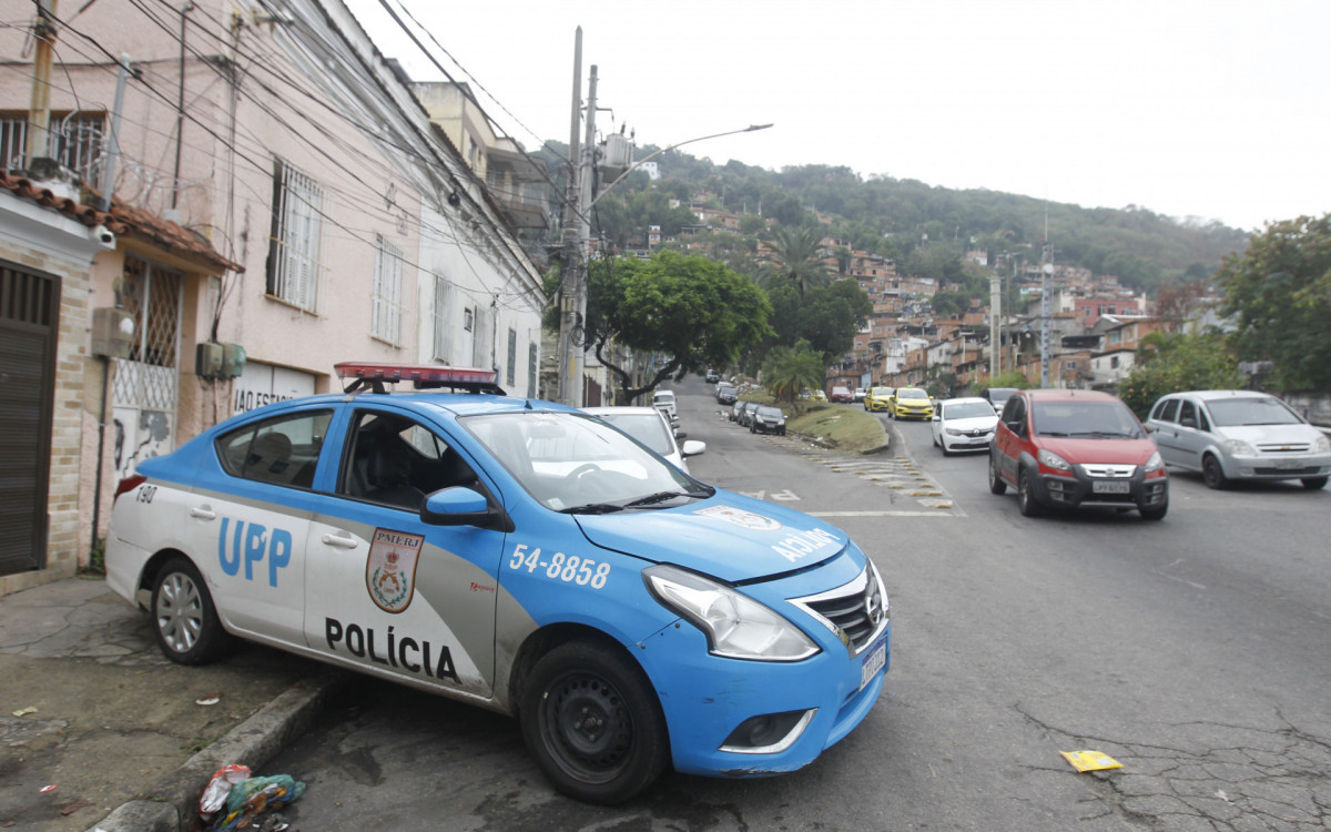 Reforço no policiamento nas proximidades do Morro dos Macacos, em Vila Isabel, Zona Norte do Rio de Janeiro, nesta segunda-feira (27).
 - Reginaldo Pimenta/Agência O Dia