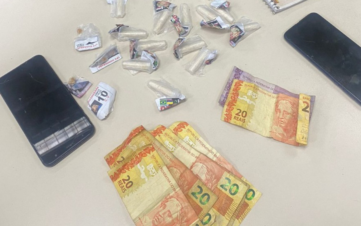 Os menores de 16 e 17 anos de idade estavam em posse de 14 cápsulas de cocaína, quatro pedras de crack, dois aparelhos celulares e R$ 145 em espécie