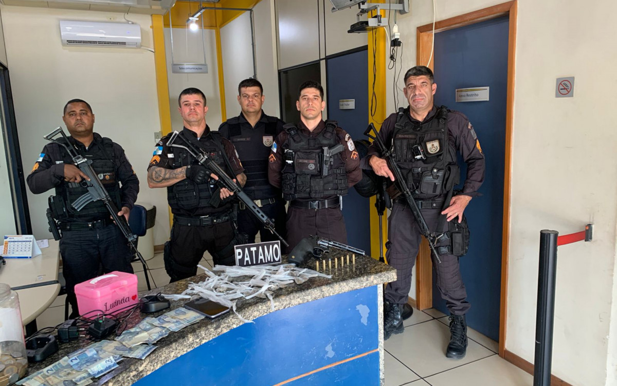 O suspeito e os materiais apreendidos foram levados à 130ª Delegacia de Polícia para registro da ocorrência - Foto: Divulgação