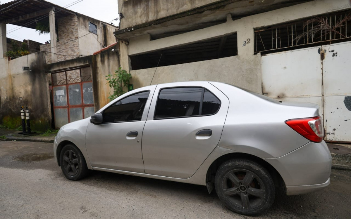 Carro de Douglas da Costa ainda estava parado pr&oacute;xima &agrave; casa do vizinho nesta segunda-feira (27)