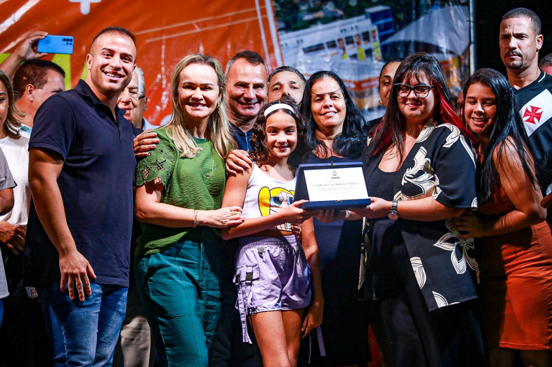 Matheus Carneiro, Daniela do Waguinho e prefeito Waguinho entregaram a placa &agrave; fam&iacute;lia de Leandro da Cruz - Rafael Barreto/PMBR
