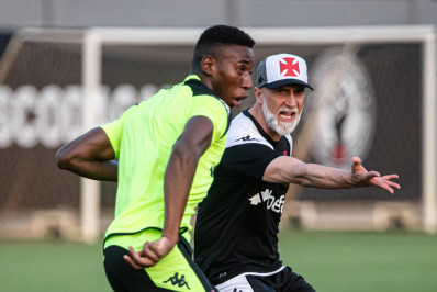 Sistema defensivo é o principal desafio em começo de trabalho de Álvaro Pacheco no Vasco