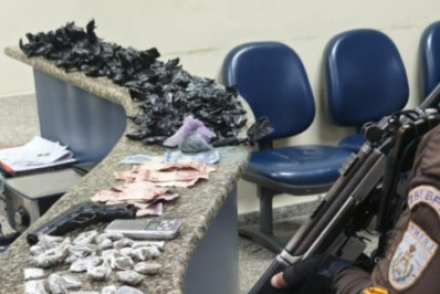 PM apreende ecstasy, cocaína e maconha na Prainha, em Arraial do Cabo. Um suspeito foi preso