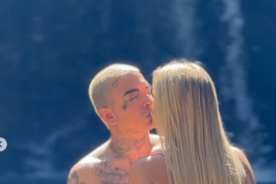 MC Guimê troca beijos com Fernanda Stroschein em cachoeira