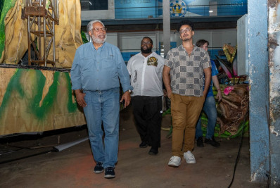 Barracão da Vila Isabel recebe visita de secretário do maior complexo de museus do mundo